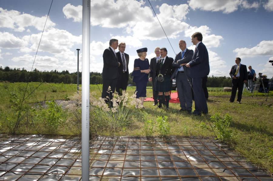Nederland, Buinen, 12-06-2010
Op 12 juni 2010 opent Koningin Beatrix het LOFAR
project in Drenthe, honderden kleine antennes vormen samen een enorme
radiotelescoop. De antennes staan opgesteld op voormalige landbouwgrond in
Buinen.
LOFAR is een uniek ICT-project dat is ontstaan uit de ambitie van
Nederlandse sterrenkundigen om het prille begin van ons Heelal waar te nemen.
Daarvoor is een radiotelescoop nodig die honderd maal gevoeliger is dan de
huidige telescopen. LOFAR ontwikkelt deze radiotelescoop als een netwerk van
duizenden sensoren. Die kleine antennes zijn verdeeld over een gebied met een
diameter van 100 kilometer in Nederland en gekoppeld aan een supercomputer via
een uitgestrekt glasvezelnetwerk. Daarnaast worden minstens 8 stations met
antennes in Duitsland (5), Groot-Brittannië (1), Frankrijk (1) en Zweden (1)
gebouwd en aangesloten op het Nederlandse netwerk. Daarmee bereikt LOFAR een 10x
hogere beeldscherpte.
LOFAR started as a new and innovative effort to force a
breakthrough in sensitivity for astronomical observations at radio-frequencies
below 250 MHz. The LOw Frequency ARray is a multi-purpose sensor array. Its main
application is astronomy at low frequencies (10-250 MHz) but also has
geophysical and agricultural applications. Its heart is currently being
assembled in the Northeast of the Netherlands and spreads over the whole country
and over whole Europe. 5e van links: Michael Garrett, algemeen directeur van...